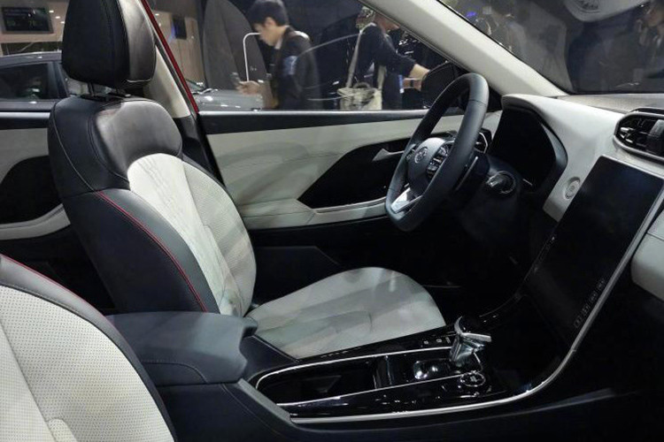 Bước vào bên trong mẫu crossover cỡ nhỏ Hyundai ix25, người lái sẽ nhận ra phong cách thiết kế tối giản với vô lăng nhỏ nhắn, mặt táp-lô gọn gàng và cửa gió điều hòa nằm ngang. Xe được trang bị màn hình thông tin giải trí cảm ứng cỡ lớn, đặt nằm dọc như nối liền với cụm điều khiển trung tâm bên dưới và gợi liên tưởng đến xe Tesla.