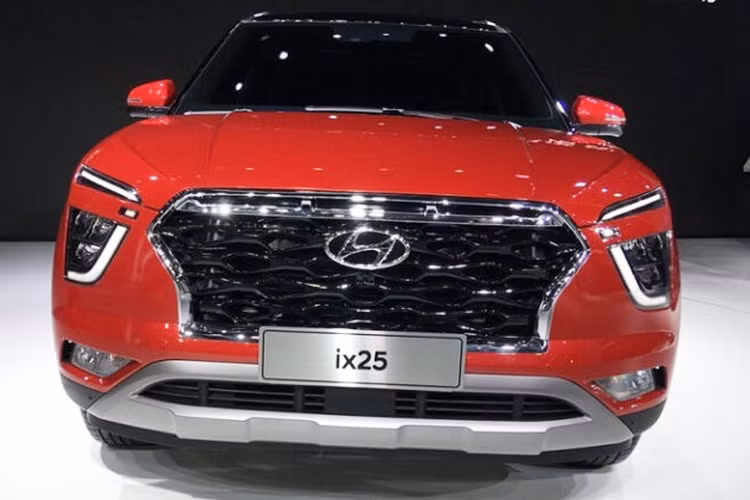 Điều đầu tiên phải nhắc đến của ix25 2019 chính là thiết kế đầu xe với lưới tản nhiệt Cascading Grille tương tự những mẫu xe Hyundai đời mới ra mắt trong thời gian gần đây như Palisade 2020 hay Sonata thế hệ thứ 8. Nằm hai bên lưới tản nhiệt là hệ thống đèn Composite Light đã được Hyundai áp dụng cho nhiều mẫu xe mới của mình.