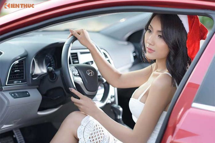 Tại Việt Nam, Elantra mới được phân phối với 2 phiên bản động cơ xăng là Nu 2.0l 4 xi-lanh (156 mã lực/196 Nm) và Gamma II 1.6L 4 xi-lanh (128 mã lực/154,5 Nm). Tùy từng phiên bản, xe sẽ được trang bị hộp số sàn 6 cấp hoặc tự động 6 cấp. Ngoài ra, Elantra 2016 còn có hệ thống lái 3 chế độ lái khác nhau là Eco (tiết kiệm) – Normal (thông thường) – Sport (thể thao).