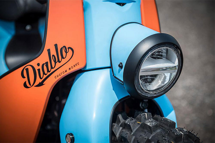 Toàn bộ phần đầu, ghi đông và đèn nguyên bản đã được tháo bỏ, phần đèn pha được thay thế bằng đèn LED tròn chia ngăn được đặt gọn gàng ngay trên càng trước cho hiệu quả chiếu sáng cũng như thẩm mỹ tốt hơn.