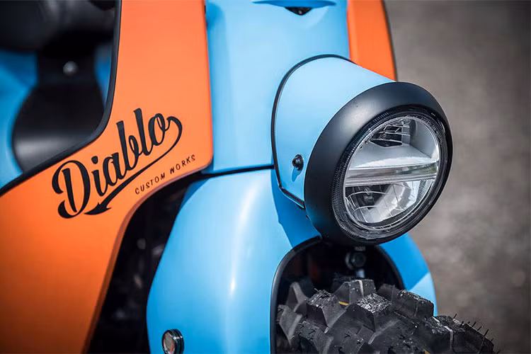 Toàn bộ phần đầu, ghi đông và đèn nguyên bản đã được tháo bỏ, phần đèn pha được thay thế bằng đèn LED tròn chia ngăn được đặt gọn gàng ngay trên càng trước cho hiệu quả chiếu sáng cũng như thẩm mỹ tốt hơn.