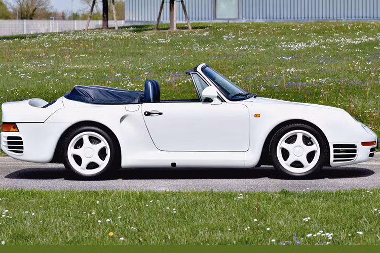 Để thực hiện hóa ý tưởng này, ông đã tìm đến Karl Heinz Feustel – một trong những bậc thầy về phục chế xe cổ và độ xe Porsche danh tiếng tại châu Âu. Quá trình biến hóa chiếc 959 mất nhiều năm, với hàng loạt cải tiến kỹ thuật và thiết kế phức tạp. Phần mui xe được loại bỏ hoàn toàn, thay bằng cấu trúc thân xe phong cách Speedster – thấp, rộng và mang dáng vẻ thể thao mạnh mẽ hơn.