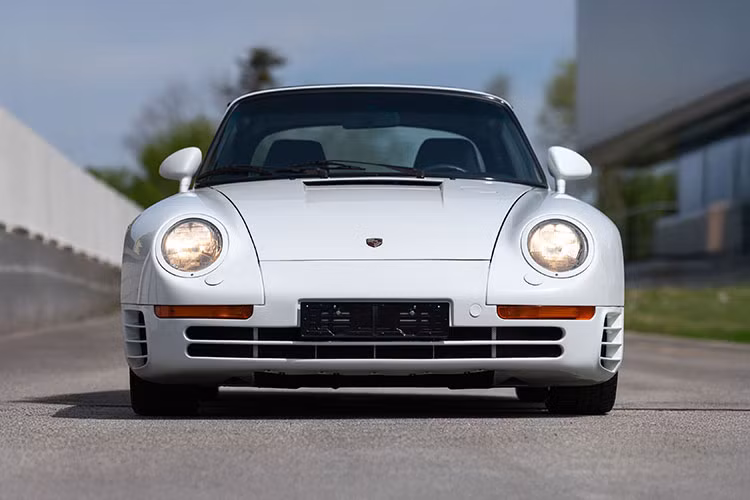 Câu chuyện về chiếc Porsche 959 Speedster đặc biệt này không đơn thuần là một bản độ xe mà còn là minh chứng sống động cho tinh thần không khuất phục của những người yêu xe – những người luôn nhìn thấy giá trị ở cả đống sắt vụn và biết cách biến nó thành điều kỳ diệu.