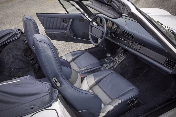 Dù ngoại hình thay đổi hoàn toàn, động cơ vẫn được giữ nguyên: khối máy 2.8L bi-turbo, sản sinh công suất lên tới 450 mã lực – tương đương với bản nguyên gốc của Porsche 959. Mặc dù là một sản phẩm "tái sinh", chiếc xe chỉ mới lăn bánh hơn 8.100 km đã trở thành một món đồ sưu tầm giá trị cao với tình trạng gần như mới. 