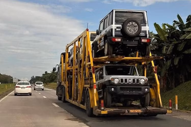 Vào hồi tháng 11/2023, Suzuki Jimny bản 5 cửa đã bất ngờ bị bắt gặp trên đường phố Indonesia. Đến nay, mẫu SUV được mệnh danh "tiểu Mercedes-Benz G-Class" này tiếp tục xuất hiện tại một thị trường Đông Nam Á khác, đó là Philippines.