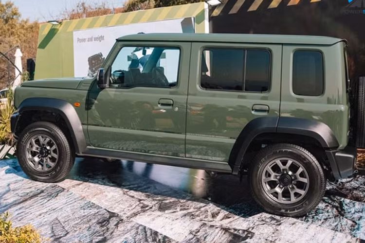 Dù ở thị trường nào, Suzuki Jimny 5 cửa cũng sở hữu kích thước lớn hơn phiên bản 3 cửa với chiều dài x rộng x cao lần lượt 3.985 x 1.645 x 1.720 mm và chiều dài cơ sở 2.590 mm. Trọng lượng của xe cũng tăng 90 kg trong khi bán kính vòng quay tối thiểu thay đổi từ 9,8 m lên 11,4 m.