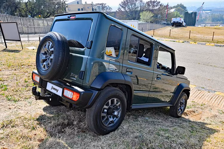 "Trái tim" của Suzuki Jimny 5 cửa được bê nguyên từ phiên bản 3 cửa sang. Đây là động cơ xăng 4 xi-lanh, hút khí tự nhiên, dung tích 1.5L, cho công suất tối đa 105 mã lực và mô-men xoắn cực đại 136 Nm, dùng chung với Suzuki XL7 đang bán ở Việt Nam. Động cơ này kết hợp với hộp số sàn 5 cấp hoặc tự động 4 cấp cùng hệ dẫn động 4 bánh AllGrip Pro.