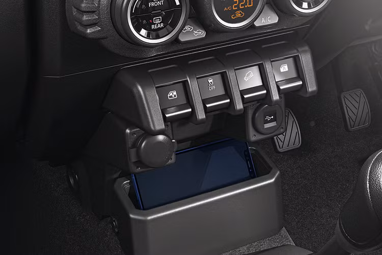 Chưa hết, Suzuki Jimny 5 cửa còn có màn hình cảm ứng trung tâm 9 inch, hỗ trợ kết nối Apple CarPlay không dây/Android Auto có dây, radio kỹ thuật số DAB, cảm biến hỗ trợ đỗ xe phía sau và hệ thống kiểm soát hành trình thích ứng.