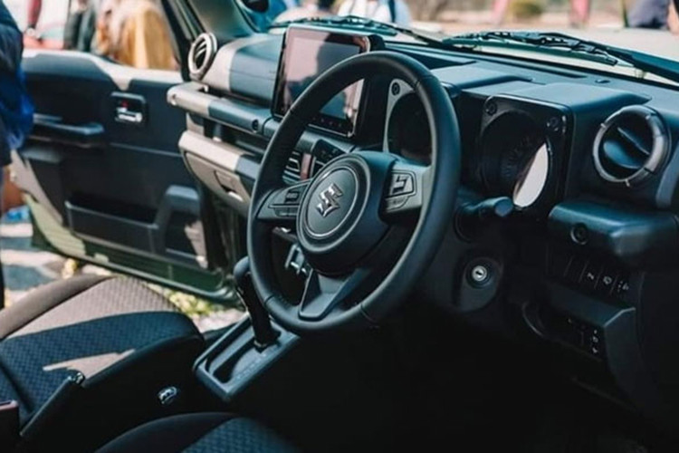 Trong khi đó, thiết kế tổng thể của mẫu xe này không khác biệt so với phiên bản 3 cửa. Ngay cả nội thất của xe cũng chỉ có 2 hàng ghế với 4 chỗ ngồi như phiên bản 3 cửa. Tuy nhiên, thể tích khoang hành lý khi sử dụng cả 2 hàng ghế đã tăng 85 lít lên 211 lít.