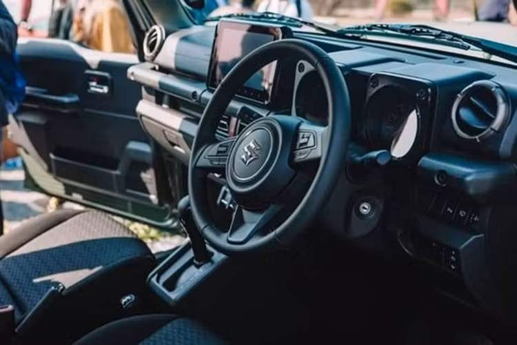 Trong khi đó, thiết kế tổng thể của mẫu xe này không khác biệt so với phiên bản 3 cửa. Ngay cả nội thất của xe cũng chỉ có 2 hàng ghế với 4 chỗ ngồi như phiên bản 3 cửa. Tuy nhiên, thể tích khoang hành lý khi sử dụng cả 2 hàng ghế đã tăng 85 lít lên 211 lít.