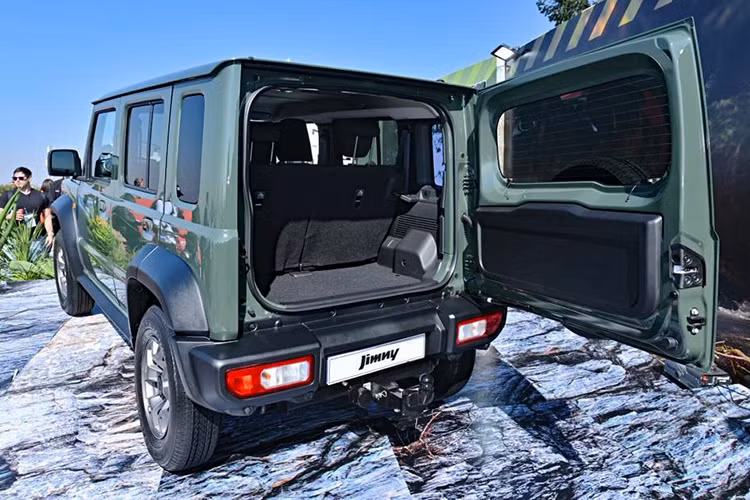 Suzuki Jimny 5 cửa sở hữu những trang bị ngoại thất như đèn pha LED, vành hợp kim 15 inch, lốp dự phòng nằm trên cửa cốp sau, camera lùi, 6 túi khí, hệ thống phanh khẩn cấp tự động và cảnh báo lệch làn đường.