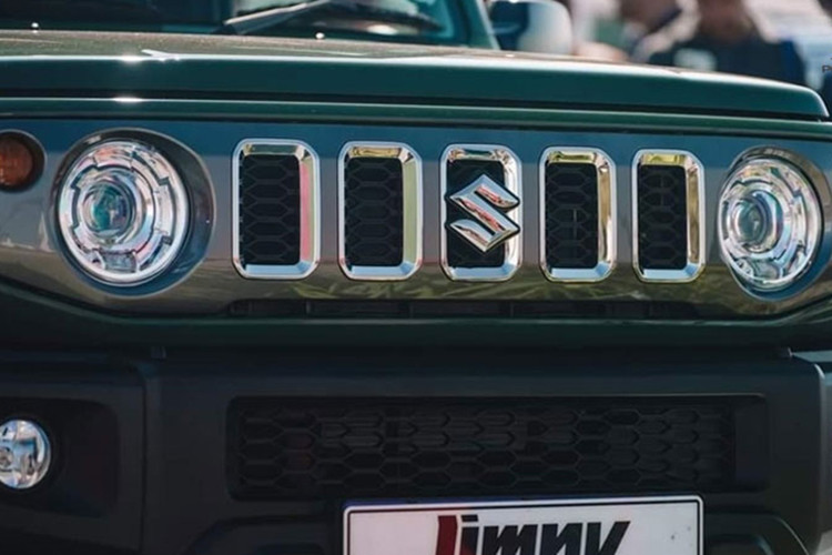 Cụ thể, Suzuki Jimny 5 cửa sẽ có 2 phiên bản ở thị trường Philippines, bao gồm GL M/T và GLX A/T. Giá bán của 2 phiên bản này lần lượt là 1,558 triệu Peso (khoảng 681 triệu đồng) và 1,698 triệu Peso (742 triệu đồng). Với phiên bản GLX A/T sơn phối 2 màu, xe sẽ có giá cao hơn 10.000 Peso (4,4 triệu đồng).