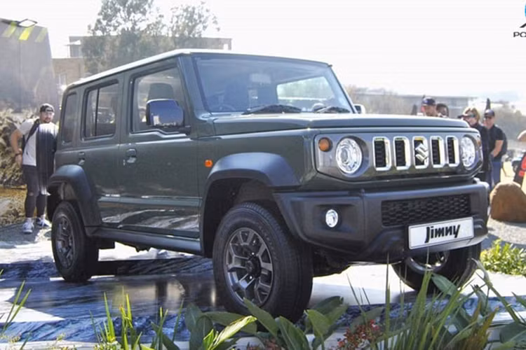 Hiện chưa có thông tin về trang bị của Suzuki Jimny 5 cửa dành cho thị trường Philippines. Xe ở thị trường Ấn Độ có trang bị khá cơ bản. Trong khi đó, Suzuki Jimny 5 cửa ở thị trường Úc sở hữu nhiều trang bị an toàn hiện đại hơn.