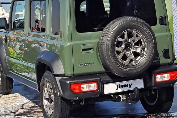 Như vậy, so với phiên bản 3 cửa đang bán ở thị trường Philippines, Suzuki Jimny 5 cửa đắt hơn từ 300.000 - 378.000 Peso (131 - 165 triệu đồng). Tất nhiên, giá bán của mẫu xe này có thể sẽ thay đổi vào thời điểm ra mắt.