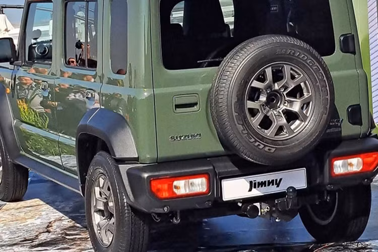 Như vậy, so với phiên bản 3 cửa đang bán ở thị trường Philippines, Suzuki Jimny 5 cửa đắt hơn từ 300.000 - 378.000 Peso (131 - 165 triệu đồng). Tất nhiên, giá bán của mẫu xe này có thể sẽ thay đổi vào thời điểm ra mắt.