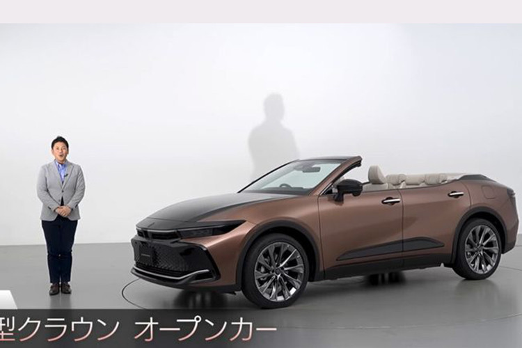 So với nguyên bản, chiếc xe crossover Toyota Crown 2024 mui trần đã được lược bỏ phần mui và cột xe, trong khi thiết kế phía sau cũng được tinh chỉnh lại để phù hợp với kiểu dáng mới.