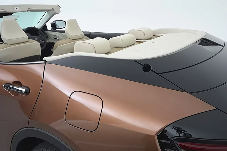 Giám đốc thiết kế của Toyota, Simon Humphreys, cho biết điều quan trọng đối với những chiếc xe mui trần là trông “tinh tế và đẹp mắt”, đồng thời người ngồi trong xe cũng là một phần tạo nên tính thẩm mỹ tổng thể.