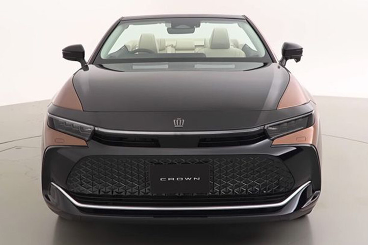 Về trang bị vận hành, chiếc xe crossover Toyota Crown mui trần vẫn sở hữu động cơ xăng 2.4 lít tăng áp đi kèm hai mô tơ điện giống như xe nguyên bản, cho ra công suất tổng hợp lên tới 344 mã lực. 