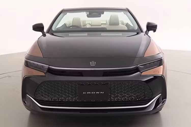 Về trang bị vận hành, chiếc xe crossover Toyota Crown mui trần vẫn sở hữu động cơ xăng 2.4 lít tăng áp đi kèm hai mô tơ điện giống như xe nguyên bản, cho ra công suất tổng hợp lên tới 344 mã lực. 