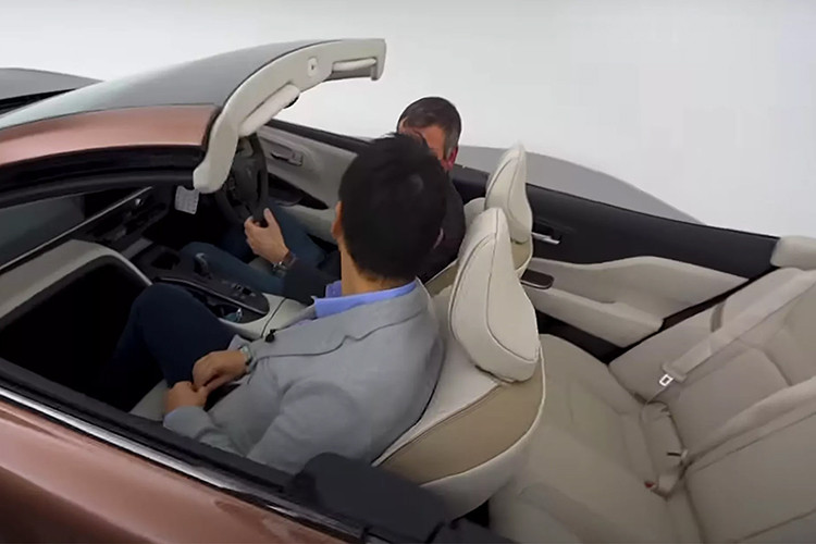 Phó chủ tịch Toyota, ông Hiroki Nakajima, thừa nhận rằng những chiếc xe mui trần “cực kỳ khó” chế tạo, nhưng phong cách “chất chơi” và cảm giác thoáng đãng khiến loại xe này được người dân Mỹ và các nước khác ưa chuộng.