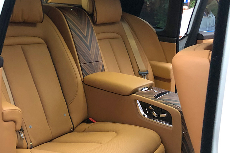 Trong khi đó, chiếc xe SUV hạng sang Mercedes-AMG G63 của Hiền Hồ giống với bao hot girl 9X khác vẫn ra biển số trắng, nộp đầy đủ thuế. Có vẻ như cả đại gia U60 cùng "người tình tin đồn" rất mê mệt chung 1 điểm nên các "cận vệ" của mình đều sở hữu bộ áo màu trắng.