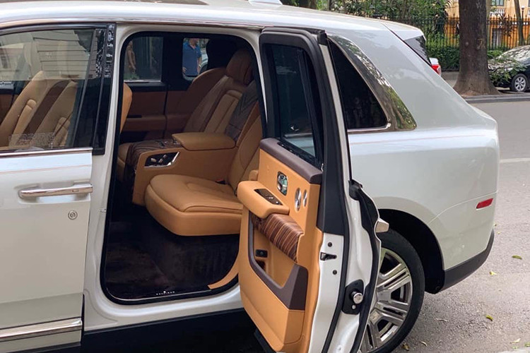 Ở độ tuổi U60, ông Hồ Nhân vẫn rất sành điệu với quần áo đồ hiệu và như bao đại gia khác, Chủ tịch của tập đoàn Nanogen vẫn mê mệt với dòng xe SUV siêu sang Rolls-Royce Cullinan được sinh ra để chuyên phục vụ giới nhà giàu. Có thể nói, Rolls-Royce Cullinan là cô "vợ 2" được ông Hồ Nhân rất cưng chiều và như hình với bóng cùng mình.