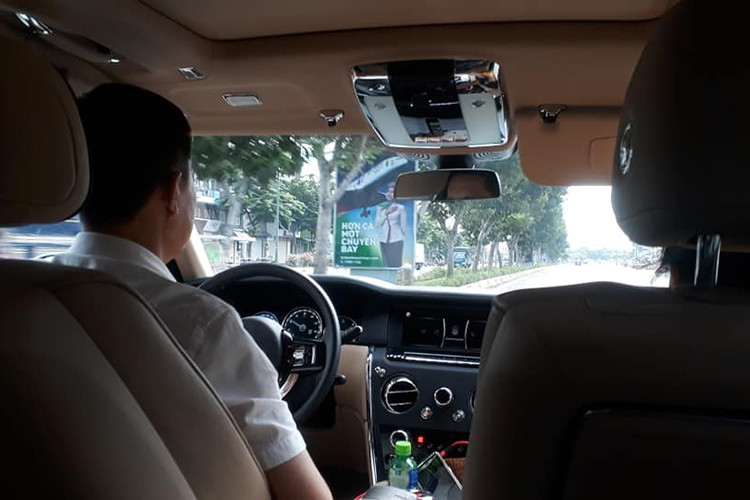 Đáng chú ý trong 1 bức ảnh mới được cư dân mạng chia sẻ, ông Hồ Nhân xuất hiện trong trang phục khá bình dị cùng cô gái có mái tóc ngắn cùng dáng người được nhiều người cho rằng rất giống với Hiền Hồ. Chưa hết, trong lần tháp tùng cùng người đẹp tóc ngắn, đại gia Hồ Nhân chọn xe Rolls-Royce Cullinan để đồng hành.