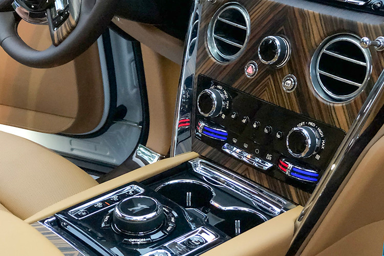 Khác với nhiều đại gia U30 hay thậm chí là U50 vẫn chơi đẹp khi đóng đầy đủ tiền để "vợ 2" sở hữu chiếc biển số có giá lăn bánh không duới 36 tỷ đồng, chiếc SUV siêu sang Rolls-Royce Cullinan của ông Hồ Nhân mang biển số NG, có giá ước tính không quá 18 tỷ đồng.