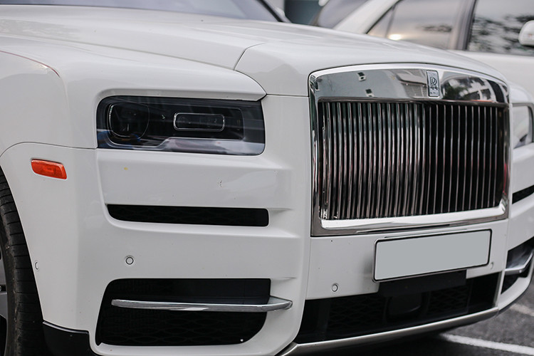 Một số nguồn tin cho rằng, ông Hồ Nhân rất thích cầm lái chiếc xe Rolls-Royce Cullinan của mình, có thể vì đại gia này mê mệt trước "trái tim" V12, dung tích 6.75 lít, tăng áp kép với hộp số của xe tích hợp hệ thống giúp định vị vệ tinh SAT nên việc sang số rất nhẹ nhàng cho 1 đại gia U60 cầm lái. Sức mạnh của xe Rolls-Royce Cullinan sẽ bơm ra công suất tối đa 563 mã lực và mô-men xoắn cực đại 850 Nm.