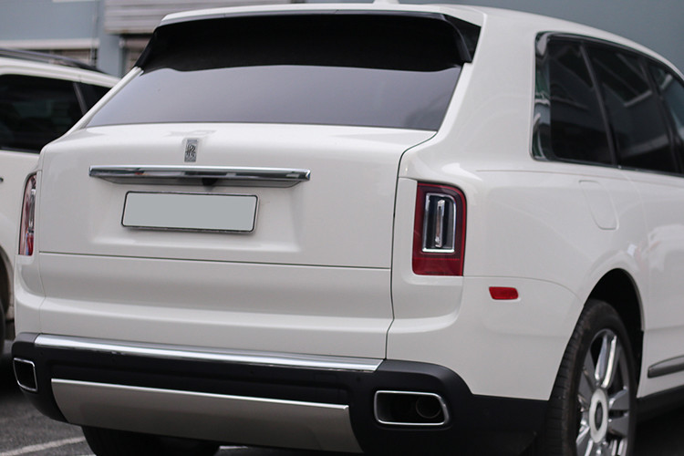 Ngoài màu sơn trắng, chiếc SUV siêu sang Rolls-Royce Cullinan của ông Hồ Nhân còn có nhiều chi tiết mạ crôm, bên trong khoang lái xe có nội thất màu da bò cùng gỗ ốp và độ cách âm là tuyệt đỉnh nên người ngồi trong xe có phát ra tiếng động lớn hay nhún nhảy theo nhạc cũng không thể loạt được âm thanh nào ra ngoài.