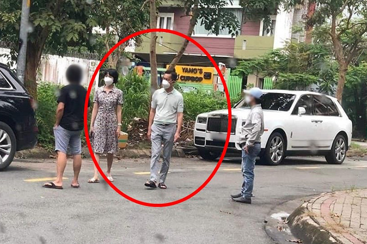 Trong những ngày vừa qua, cái tên Hồ Nhân đã làm dậy sóng mạng xã hội khi có những hình ảnh rất tình tứ với nữ ca sĩ trẻ Hiền Hồ. Lúc thì đại gia này ôm lấy cô gái đáng tuổi con mình, khi thì nắm tay nhau trên sân golf và lâu lâu lại xuất hiện hình ảnh "thơm má" khá tình cảm. Cùng với đó là sự xuất hiện của chiếc xe SUV siêu sang Rolls-Royce Cullinan của Hồ Nhân.