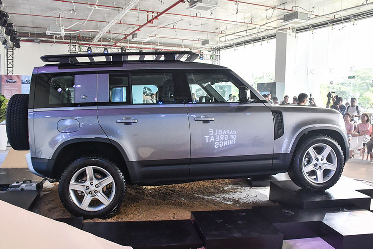 Được xem là biểu tượng việt dã của Land Rover, Defender 2020 mới vẫn sở hữu kiểu dáng tổng thể vuông vức nhưng các chi tiết được bo tròn. Nhờ vậy, Defender thế hệ mới trông hiện đại hơn và dễ tiếp cận với số đông hơn. Theo thông tin công bố, Land Rover Defender hoàn toàn mới có khoảng sáng gầm lên đến 292 mm, khả năng lội nước 900 mm.