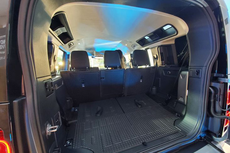 Land Rover trang bị cho Defender mới 2 tuỳ chọn động cơ. Phiên bản P300 sử dụng động cơ 4 xy-lanh thẳng hàng 2.0L, sản sinh công suất 300 mã lực, mô-men xoắn 400 Nm. Phiên bản P400 được trang bị động cơ hybrid hạng nhẹ, sản sinh công suất 400 mã lực và mô-men xoắn 550 Nm.