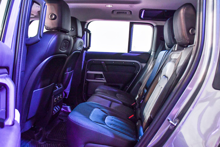 Defender thế hệ mới có các tùy chọn 5 chỗ, 6 chỗ hoặc 5+2. Ghế phụ ở giữa hàng ghế trước dành cho trẻ em có thể gập xuống để làm tựa tay với hộc đựng cốc. Các tùy chỉnh ghế ngồi trên Defender đảm bảo bạn bè và gia đình đều có thể cùng đồng hành.