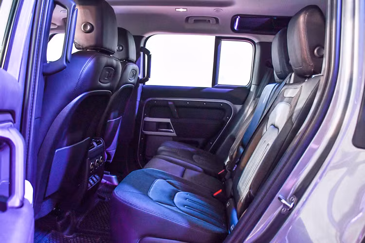 Defender thế hệ mới có các tùy chọn 5 chỗ, 6 chỗ hoặc 5+2. Ghế phụ ở giữa hàng ghế trước dành cho trẻ em có thể gập xuống để làm tựa tay với hộc đựng cốc. Các tùy chỉnh ghế ngồi trên Defender đảm bảo bạn bè và gia đình đều có thể cùng đồng hành.