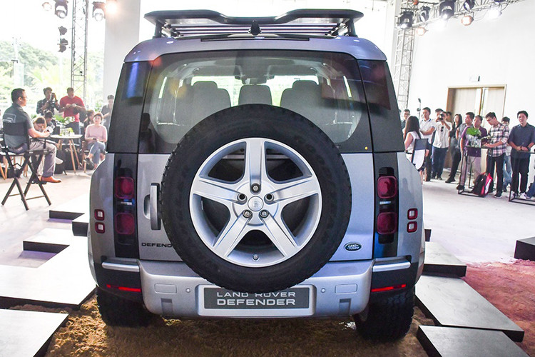 Đuôi xe được treo lốp dự phòng và cửa sau mở ngang đậm chất off-road, phong cách đặc trưng của các dòng xe việt dã. Cản sau cũng được làm cơ bắp hơn. Đèn hậu LED tách đôi được viền hình vuông khá đơn giản. 