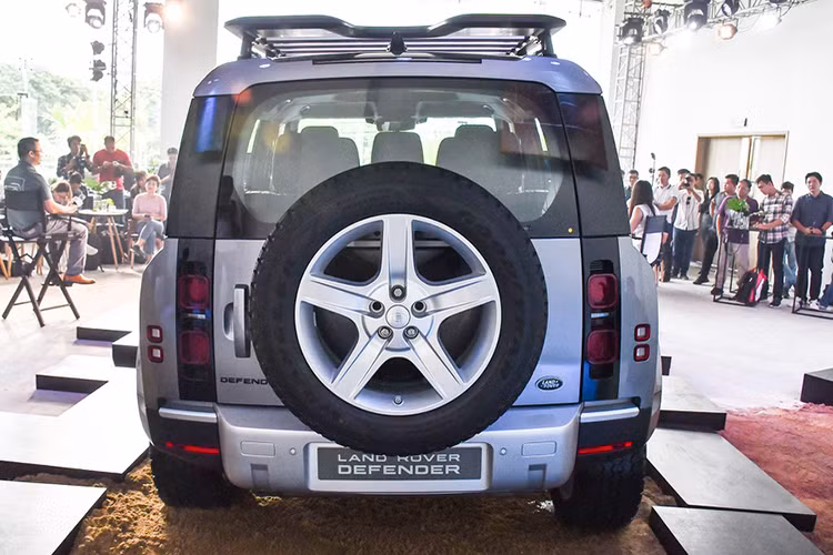 Đuôi xe được treo lốp dự phòng và cửa sau mở ngang đậm chất off-road, phong cách đặc trưng của các dòng xe việt dã. Cản sau cũng được làm cơ bắp hơn. Đèn hậu LED tách đôi được viền hình vuông khá đơn giản. 