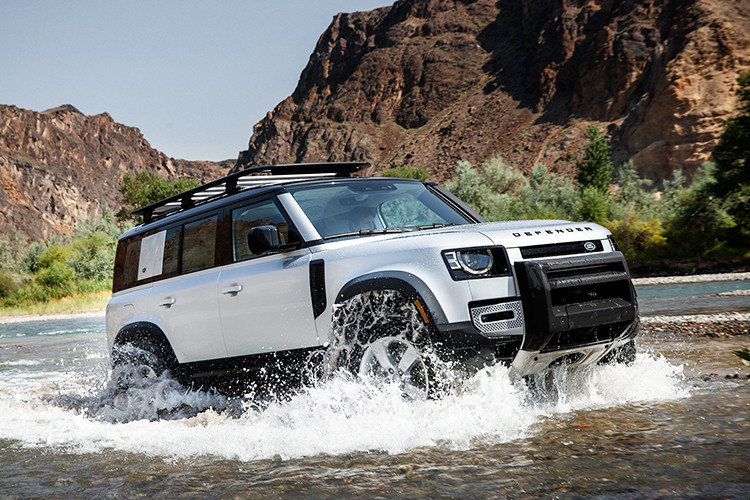 Giá xe Land Rover Defender 2020 tại Việt Nam cụ thể cho từng phiên bản như sau: Defender 110 S - 3,855 tỷ đồng; Defender 110 SE - 4,145 tỷ đồng; Defender 110 HSE - 4,53 tỷ đồng; Defender 110 First Edition - 5,39 tỷ đồng; Defender 110 X - 6,31 tỷ đồng.