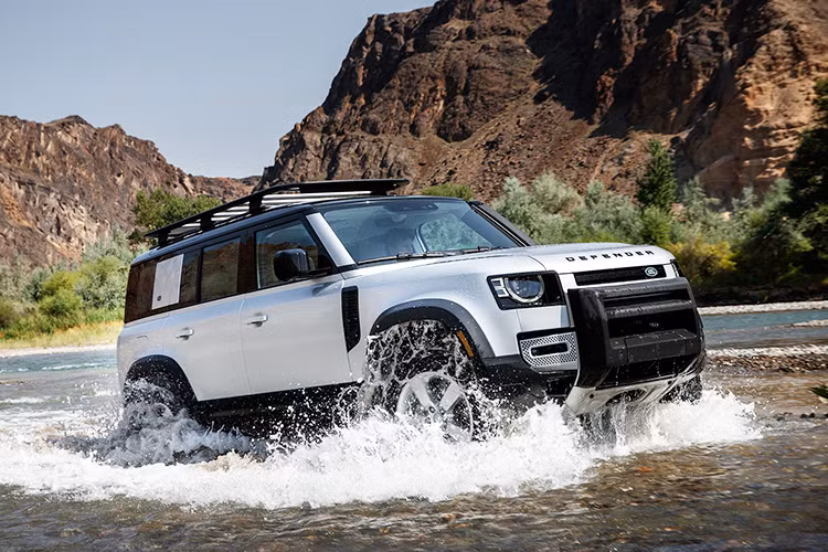 Giá xe Land Rover Defender 2020 tại Việt Nam cụ thể cho từng phiên bản như sau: Defender 110 S - 3,855 tỷ đồng; Defender 110 SE - 4,145 tỷ đồng; Defender 110 HSE - 4,53 tỷ đồng; Defender 110 First Edition - 5,39 tỷ đồng; Defender 110 X - 6,31 tỷ đồng.