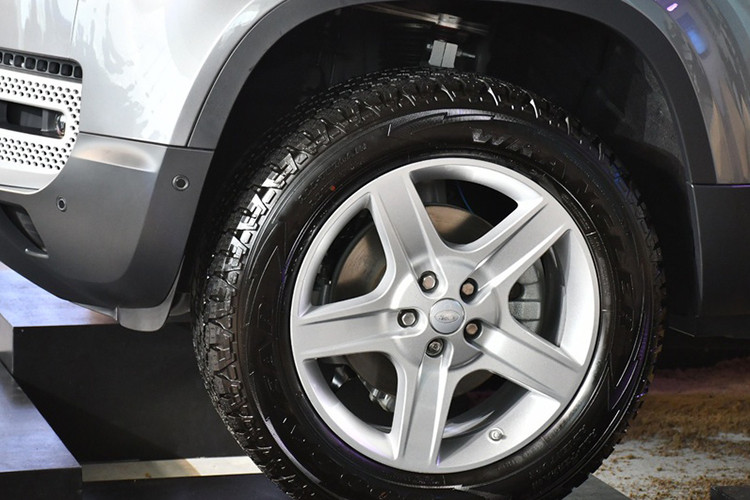 Cản trước và sau được tái thiết kế để trở nên hầm hố và mang đến góc tới / góc thoát lớn hơn. Mâm xe đa dạng từ thiết kế đến kích thước 18, 19, 20 hoặc 22 inch.