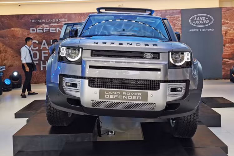 Phần đầu Land Rover Defender gân guốc đúng chất mẫu xe địa hình. Cản trước nhô ra hầm hố hơn, lưới tản nhiệt được tối giản và hệ thống đèn hoàn toàn bằng LED. Công nghệ LED trên Defender mới là loại ma trận, cho chùm sáng công suất cao nhưng không gây chói cho xe đối diện.