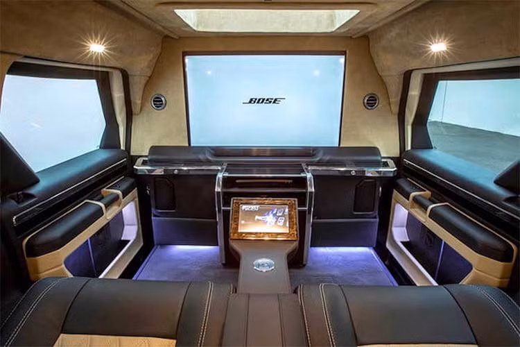 Dù có ngoại hình bên ngoài như một chiếc xe quân sự nhưng ở bên trong , Rhino GX Executive lại giống như khoang hành khách của một chiếc máy bay cá nhân. Hàng ghế trước và khoang phía sau được ngăn cách với nhau bởi một tấm vách, là điểm gắn chiếc TV 40 inch cùng 2 loa.