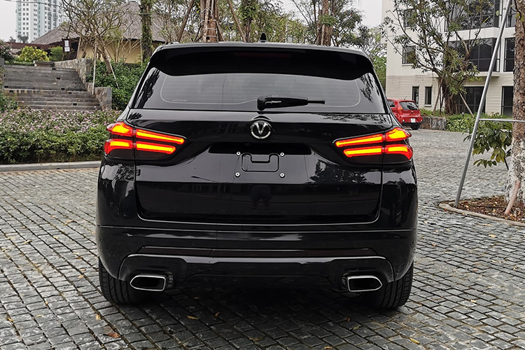 Tổng thể chiếc CUV hài hoà hơn với “dàn chân” lắp bộ mâm 19 inch (235/55R19). Bên cạnh các trang bị khác như kính cách nhiệt, gạt mưa tự động, sấy kính phía trước và sau. Đèn xe thiết kế dạng led khá đẹp mắt.