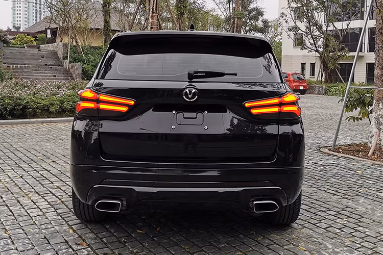 Tổng thể chiếc CUV hài hoà hơn với “dàn chân” lắp bộ mâm 19 inch (235/55R19). Bên cạnh các trang bị khác như kính cách nhiệt, gạt mưa tự động, sấy kính phía trước và sau. Đèn xe thiết kế dạng led khá đẹp mắt.