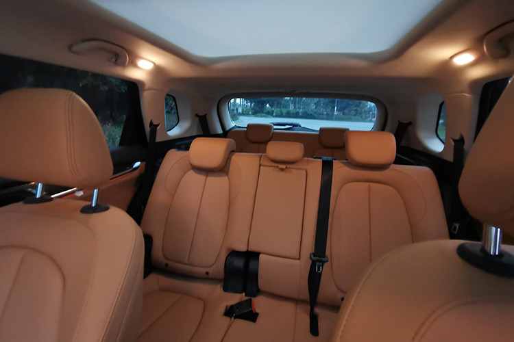 Brilliance V7 tại Việt Nam được phân phối duy nhất phiên bản sử dụng động cơ 4cyl thẳng hàng (I4) dung tích 1.6L tăng áp, cuộn kép Twin-Scroll, phun xăng trực tiếp cho công suất tối đa 201 mã lực và mô-men xoắn cực đại 280Nm. Sức mạnh được truyền xuống cầu trước (FWD), thông qua hộp số tự động 7 cấp (7DCT; GETRAG).