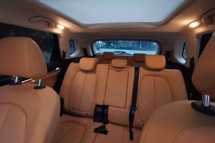 Brilliance V7 tại Việt Nam được phân phối duy nhất phiên bản sử dụng động cơ 4cyl thẳng hàng (I4) dung tích 1.6L tăng áp, cuộn kép Twin-Scroll, phun xăng trực tiếp cho công suất tối đa 201 mã lực và mô-men xoắn cực đại 280Nm. Sức mạnh được truyền xuống cầu trước (FWD), thông qua hộp số tự động 7 cấp (7DCT; GETRAG).