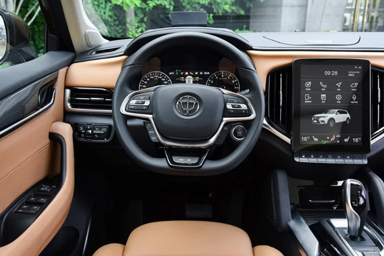 Vô lăng có cruise control, cảnh báo áp suất lốp, phanh tay điện tử. Điều hoà tự động 2 vùng độc lập với cửa gió cho hàng ghế thứ 2. Bên cạnh nhiều trang bị khác như 4 kính lên/ xuống chống kẹt, 2 cổng USB phía sau, thậm chí có đèn đèn trang trí nội thất ambilight và cửa sổ trời toàn cảnh,… đây là hàng loạt các tiện nghi thường thấy trên những dòng xe hạng sang.