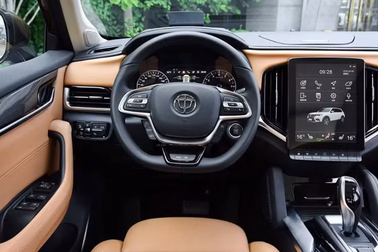 Vô lăng có cruise control, cảnh báo áp suất lốp, phanh tay điện tử. Điều hoà tự động 2 vùng độc lập với cửa gió cho hàng ghế thứ 2. Bên cạnh nhiều trang bị khác như 4 kính lên/ xuống chống kẹt, 2 cổng USB phía sau, thậm chí có đèn đèn trang trí nội thất ambilight và cửa sổ trời toàn cảnh,… đây là hàng loạt các tiện nghi thường thấy trên những dòng xe hạng sang.