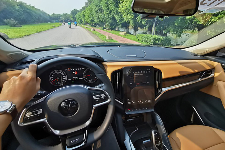 Nội thất xe được trang bị khá nhiều “đồ chơi” khá hấp dẫn cho một mẫu xe có mức giá lăn bánh loanh quanh ở mức trên dưới 1 tỷ đồng, các tiện nghi bao gồm: ghế ngồi bọc da, ghế lái chỉnh điện 6 hướng tích hợp chức năng điều chỉnh điện và bơm hơi tựa lưng. Trang bị khởi động bằng nút bấm, màn hình hỗ trợ lái 7 inch, màn hình điều khiển trung tâm LCD 10.4 inch tích hợp camera 360 độ, sử dụng kết hợp với dàn âm thanh 8 loa.