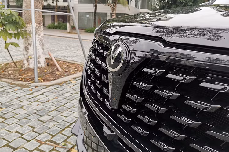 Ngoại thất của chiếc xe CUV Brilliance V7 mới mang thiết kế khá bắt mắt, khi nó được quảng cáo là chắp bút bởi đội ngũ thiết kế ICONA của Ý. Xe được trang bị đèn pha công nghệ LED ma trận, tích hợp đèn LED ban ngày.